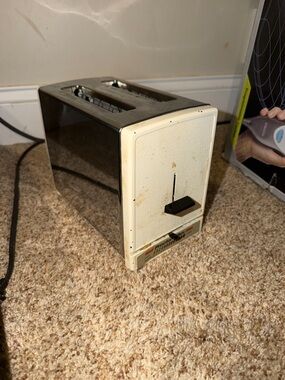 vintage Proctor-Silex 2-slice toaster features a classic chrome and white design